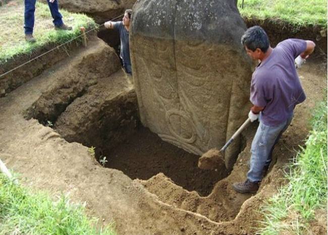 ¿Sabes qué hay bajo los moais en la Isla de Pascua?