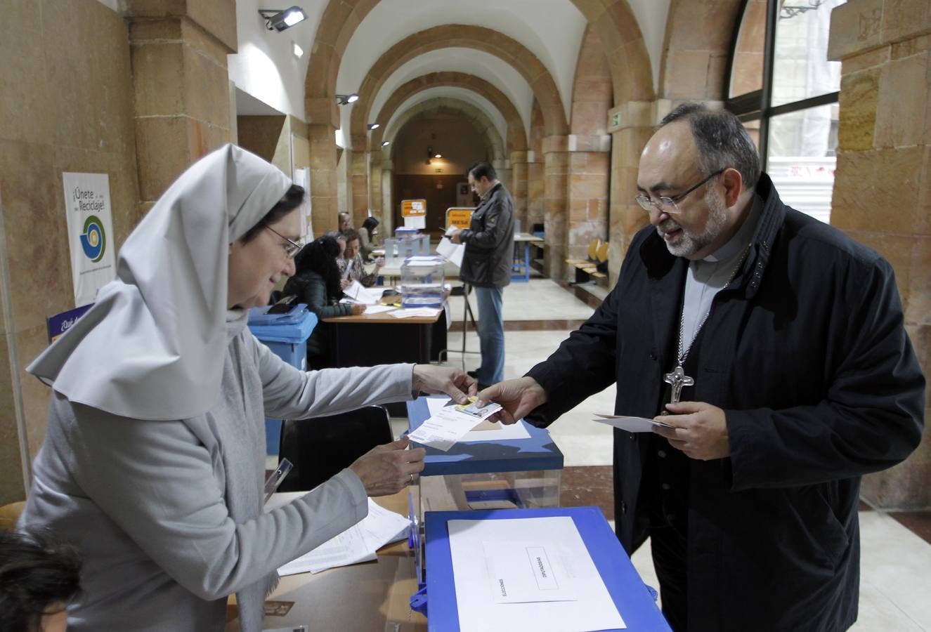 Los asturianos acuden a las urnas