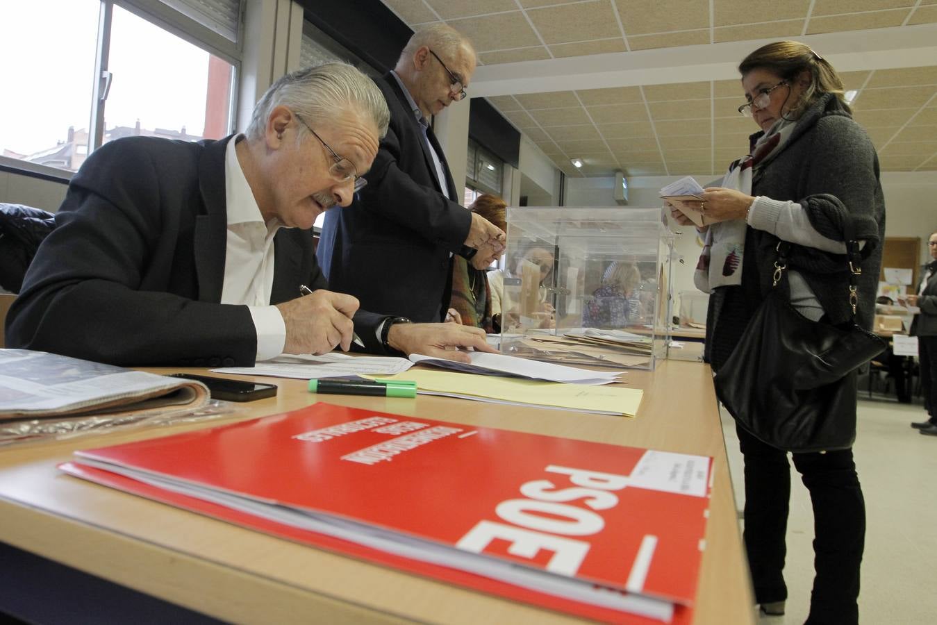 Los asturianos acuden a las urnas