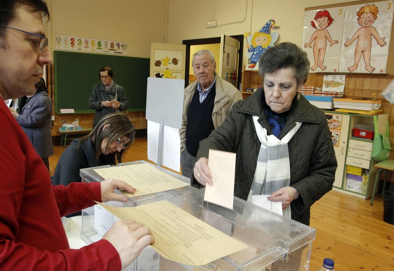 Los asturianos acuden a las urnas