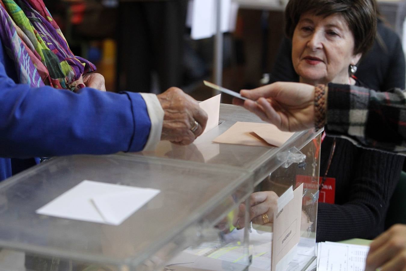 Los asturianos acuden a las urnas