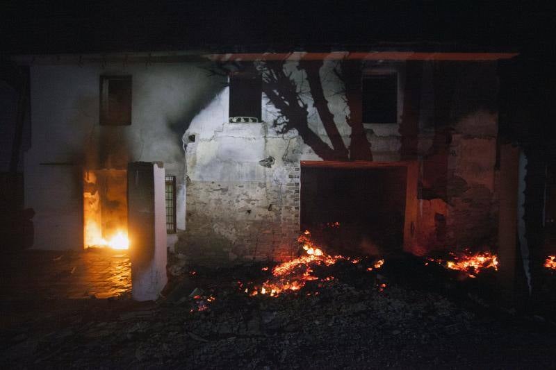 Una casa ardiendo en La Caridad.