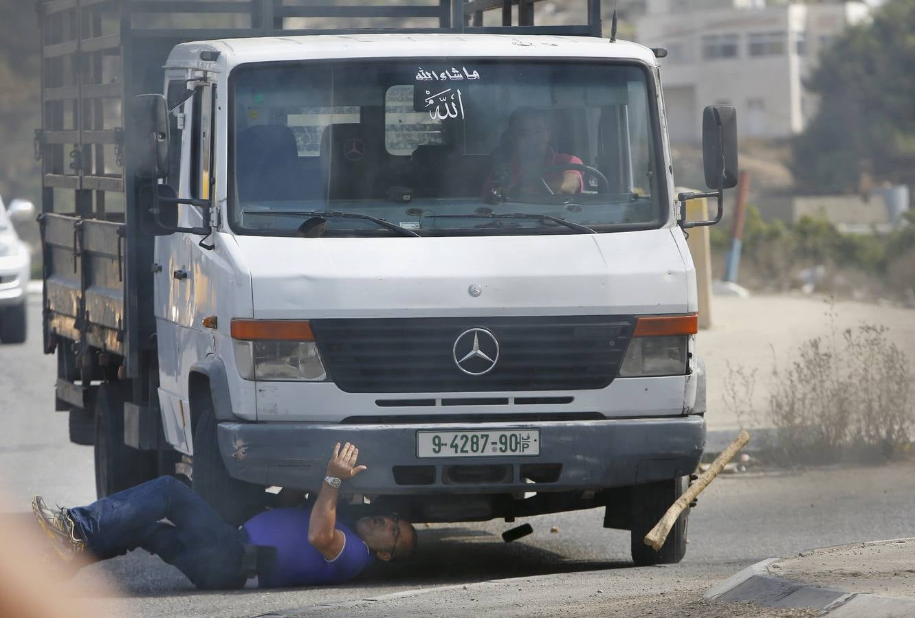 Más odio en Israel. Un centenar de palestinos y una veintena de israelíes han muerto desde octubre en una nueva ola de violencia, mientras avanza el muro entre Belén y Jerusalén. La crisis deja imágenes como la de este palestino que arrolla con su camión a un israelí que lo golpeaba con un palo.