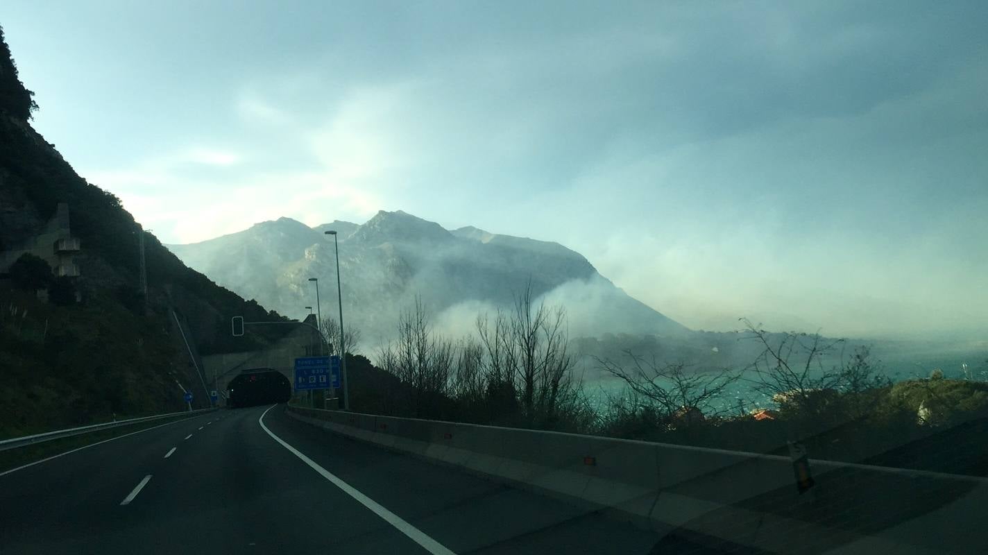 El fuego, de Asturias al País Vasco, por la autovía del Cantábrico