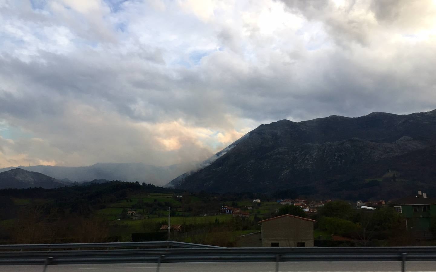 El fuego, de Asturias al País Vasco, por la autovía del Cantábrico