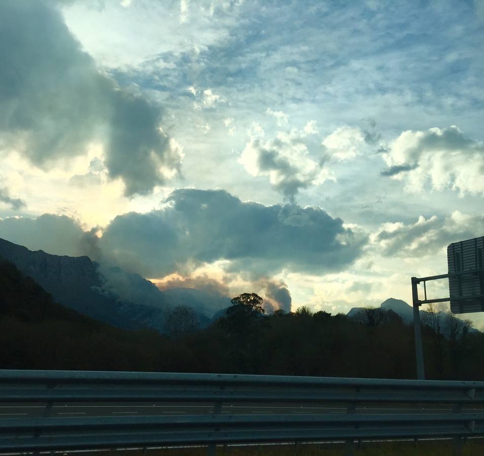 El fuego, de Asturias al País Vasco, por la autovía del Cantábrico