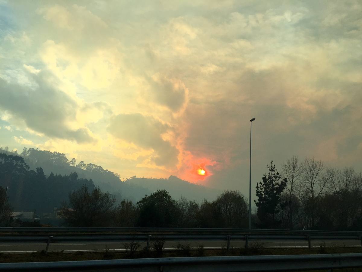 El fuego, de Asturias al País Vasco, por la autovía del Cantábrico