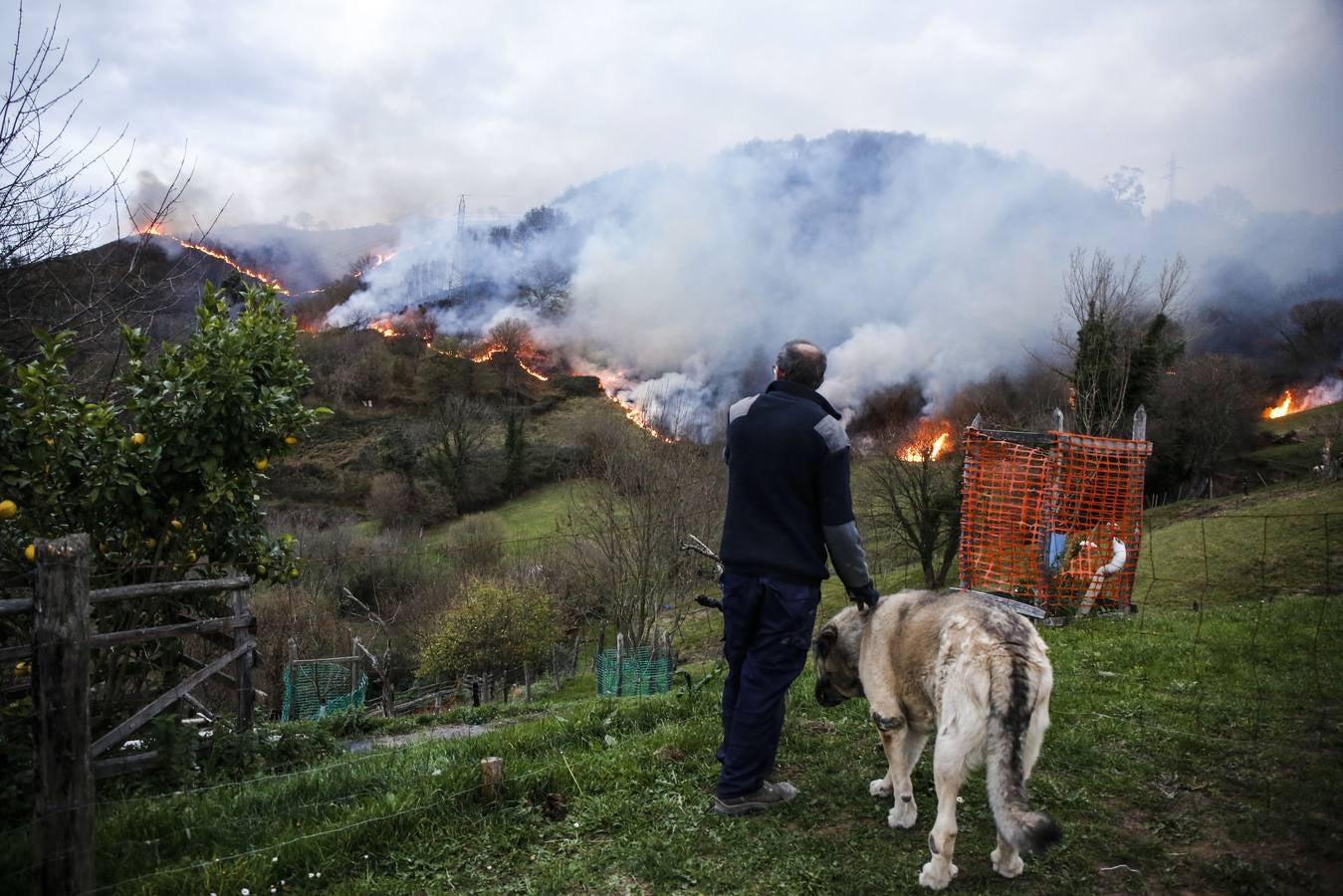 Bomberos y vecinos se arman contra el fuego