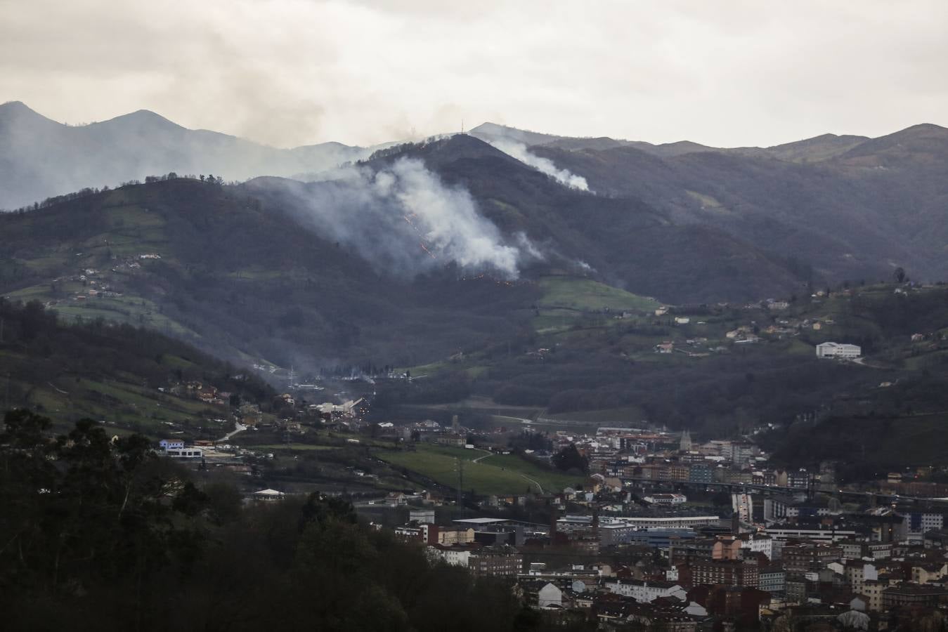 Bomberos y vecinos se arman contra el fuego