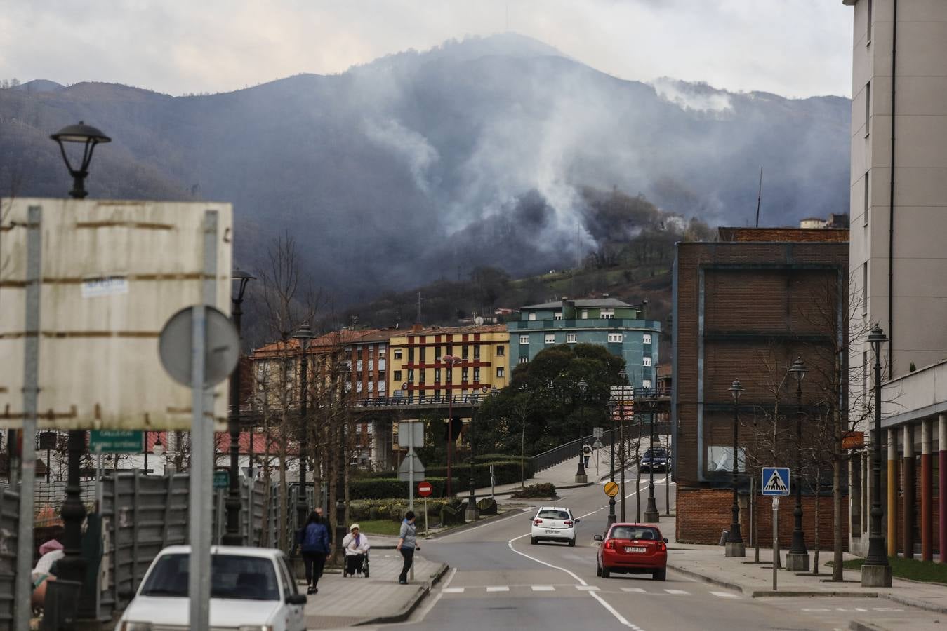 Bomberos y vecinos se arman contra el fuego