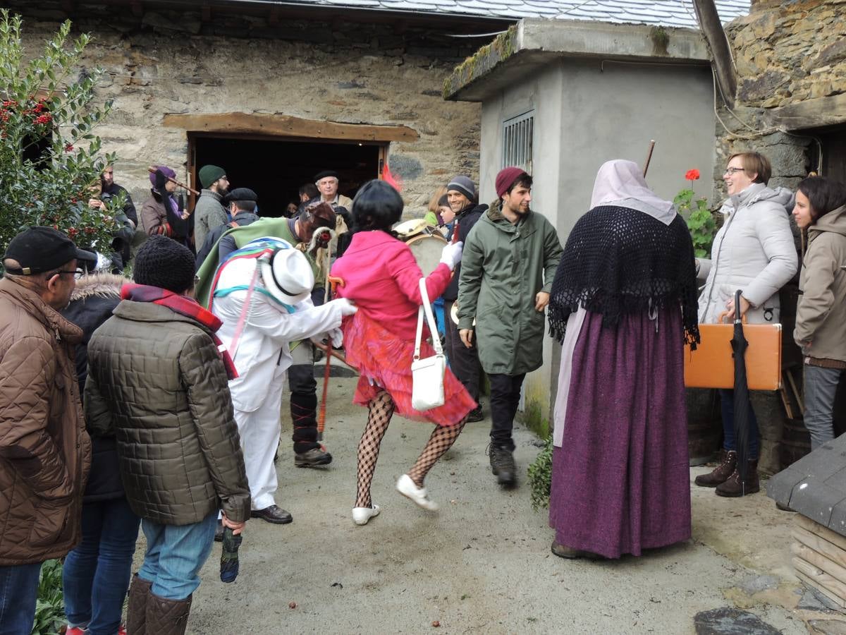 Os Reises llevan sus bailes a los pueblos del Valledor