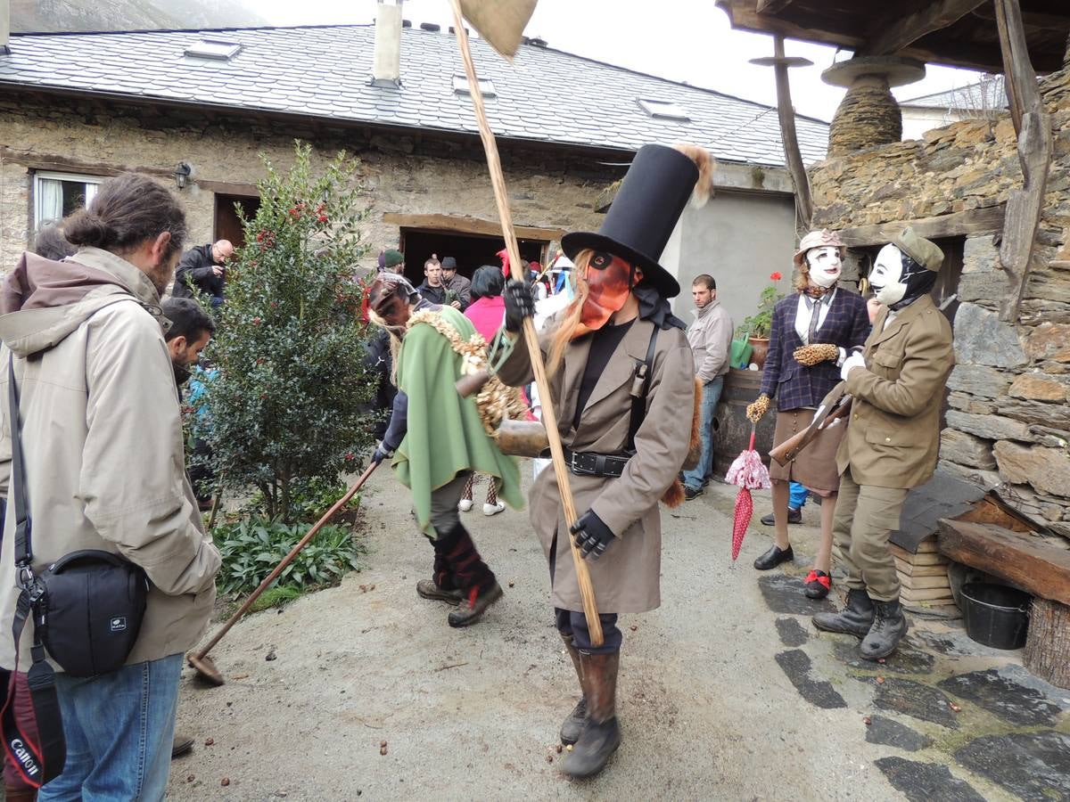 Os Reises llevan sus bailes a los pueblos del Valledor