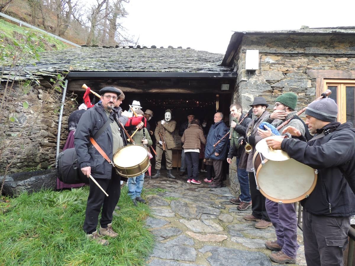 Os Reises llevan sus bailes a los pueblos del Valledor