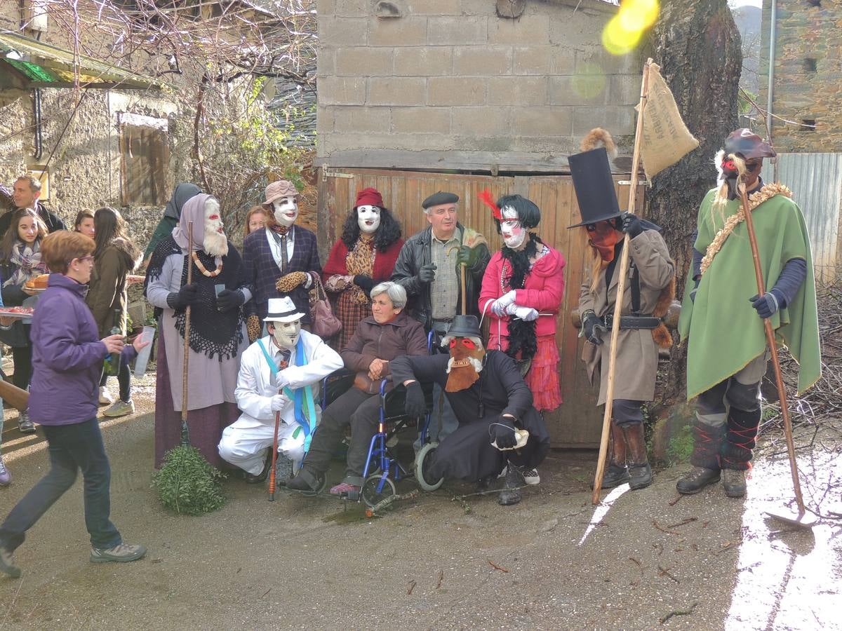 Os Reises llevan sus bailes a los pueblos del Valledor