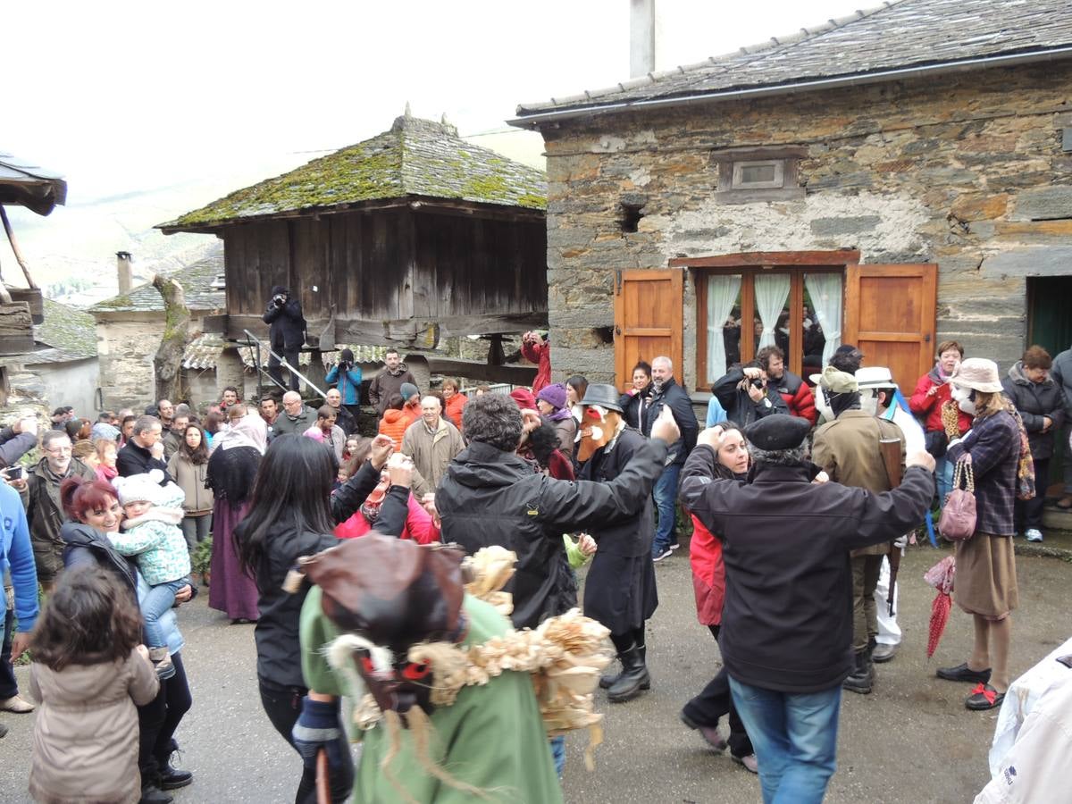 Os Reises llevan sus bailes a los pueblos del Valledor