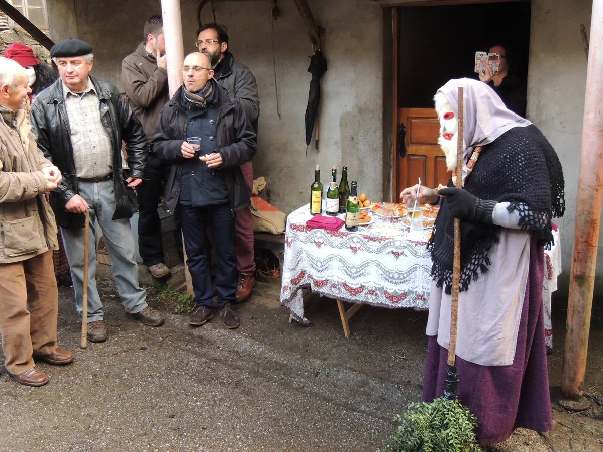 Os Reises llevan sus bailes a los pueblos del Valledor