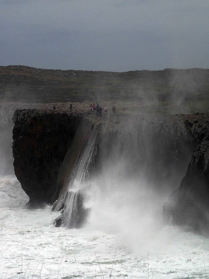 Los bufones de Pría, la otra cara del temporal