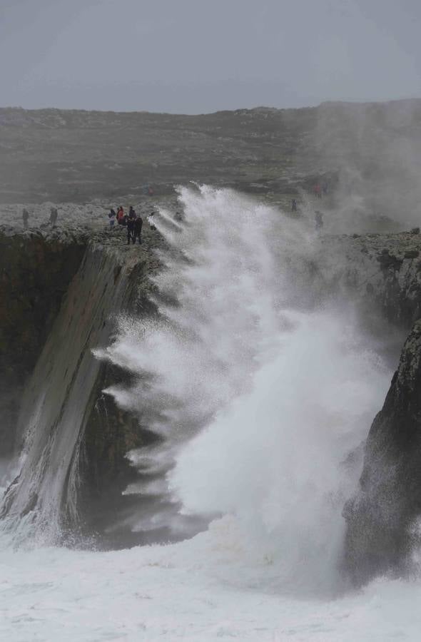 Los bufones de Pría, la otra cara del temporal