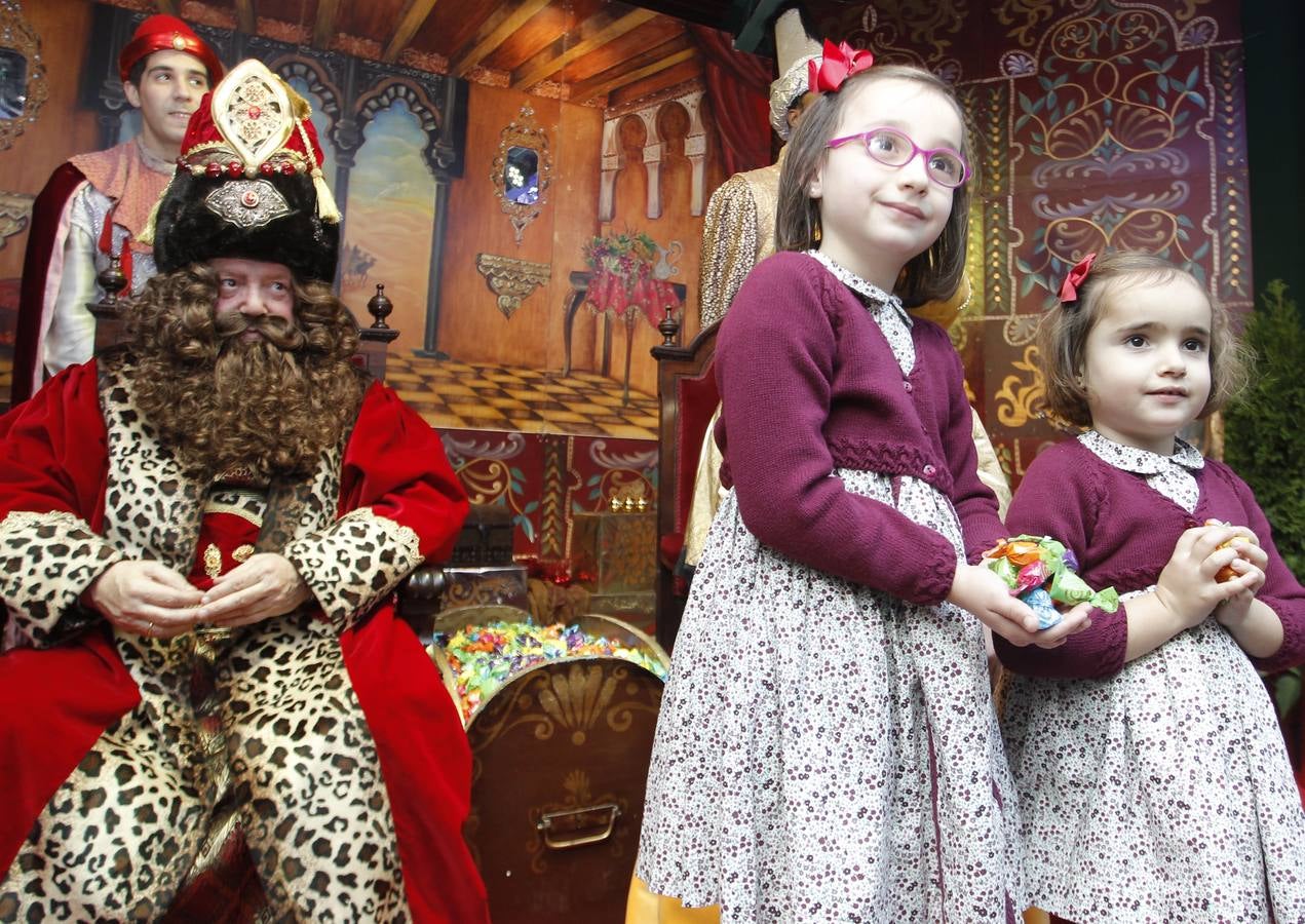 El brindis de los Reyes Magos con el Gobierno local de Oviedo, en imágenes