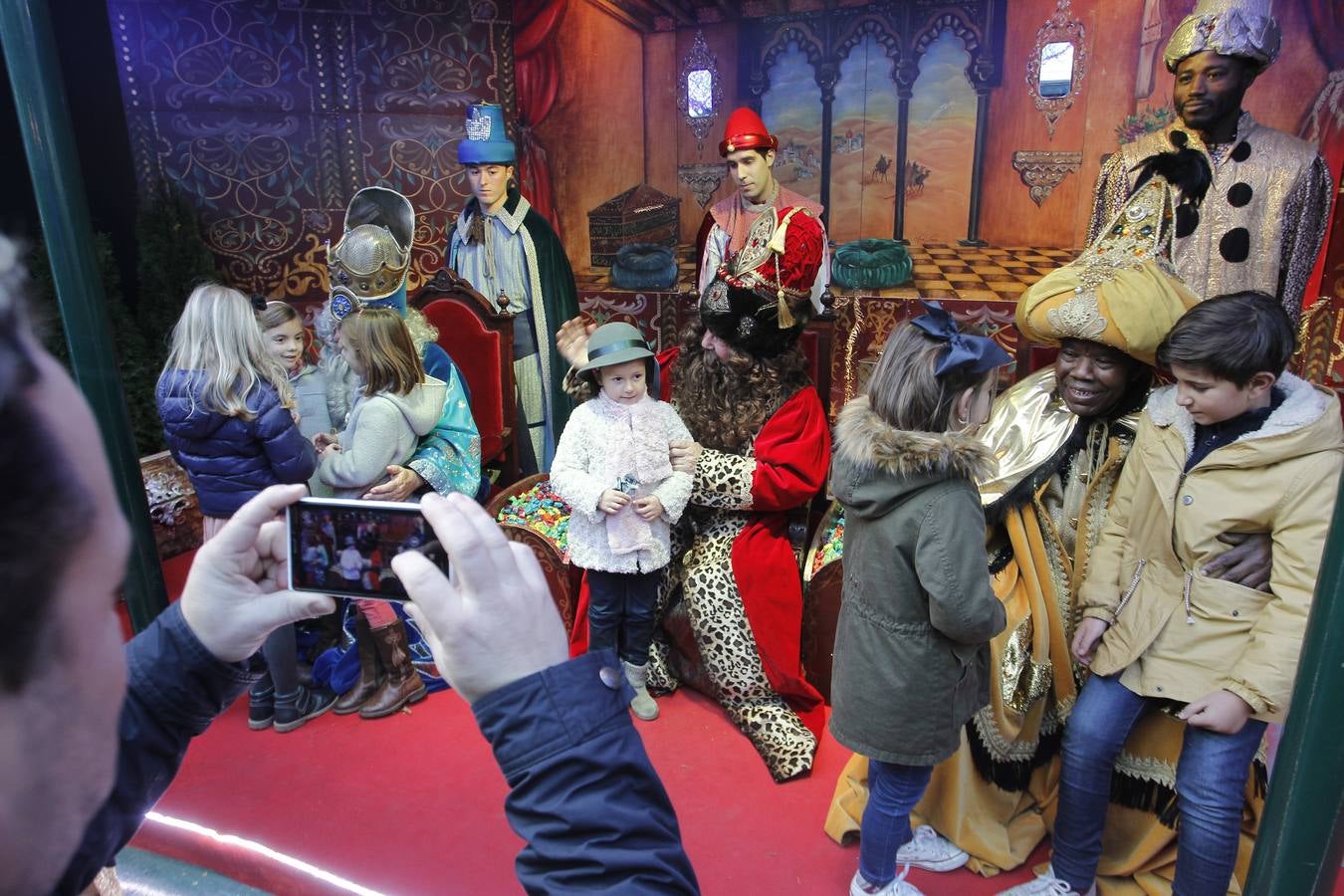 El brindis de los Reyes Magos con el Gobierno local de Oviedo, en imágenes
