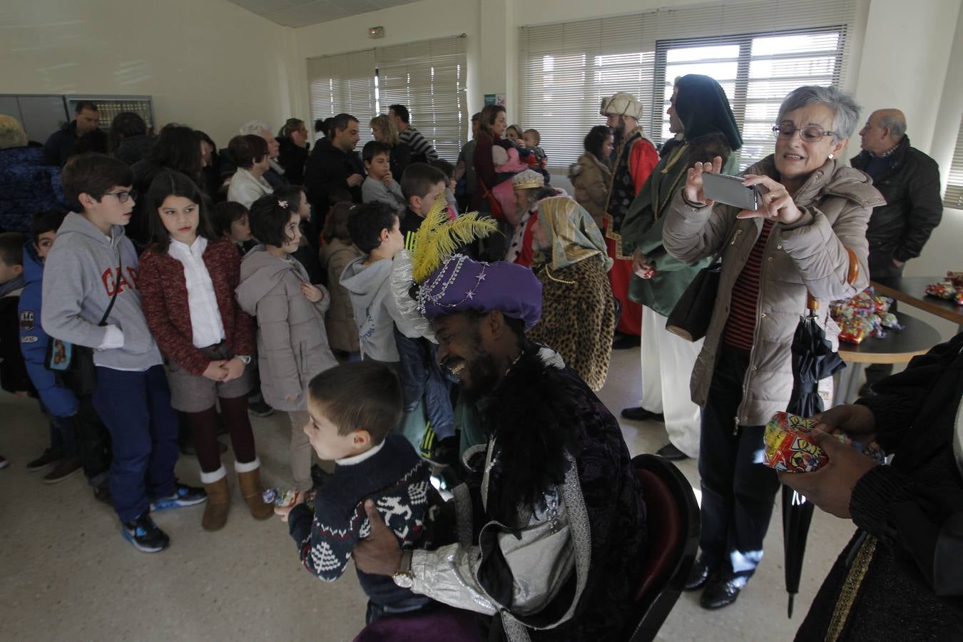El brindis de los Reyes Magos con el Gobierno local de Oviedo, en imágenes