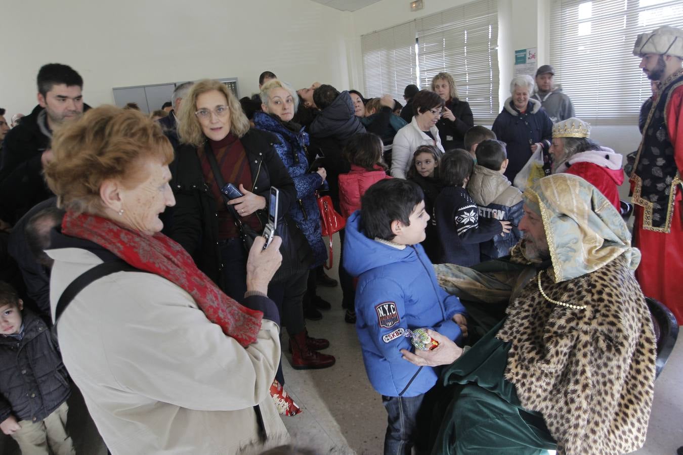 El brindis de los Reyes Magos con el Gobierno local de Oviedo, en imágenes