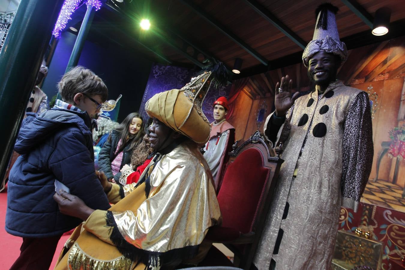 El brindis de los Reyes Magos con el Gobierno local de Oviedo, en imágenes