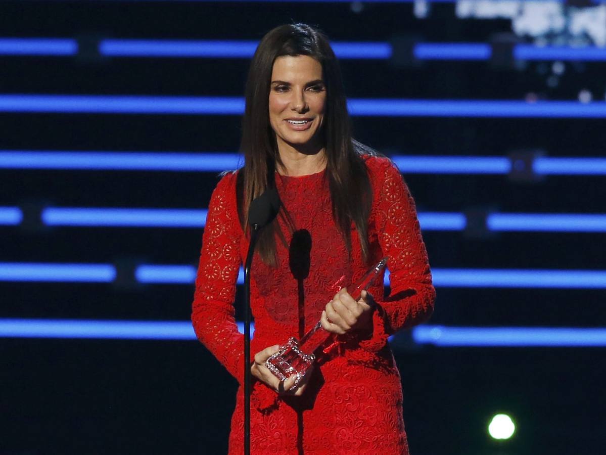 Sandra Bullock recoge el galardón a la actriz favorita de cine.