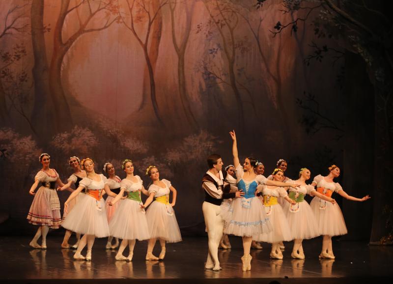 Giselle llena el Teatro Jovellanos de Gijón