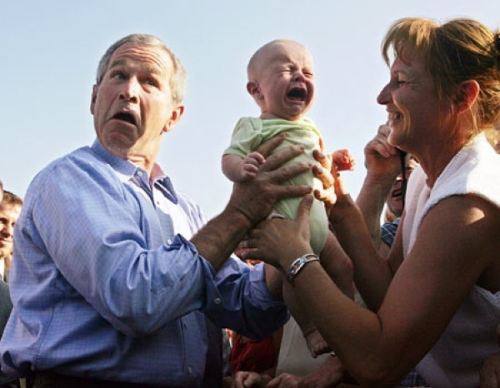 George Bush eligió un niño poco simpático para posar con él.