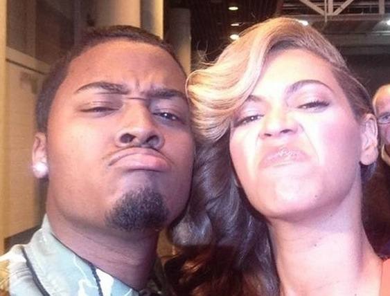 Beyoncé quiso parecer simpática y salió con esta cara.