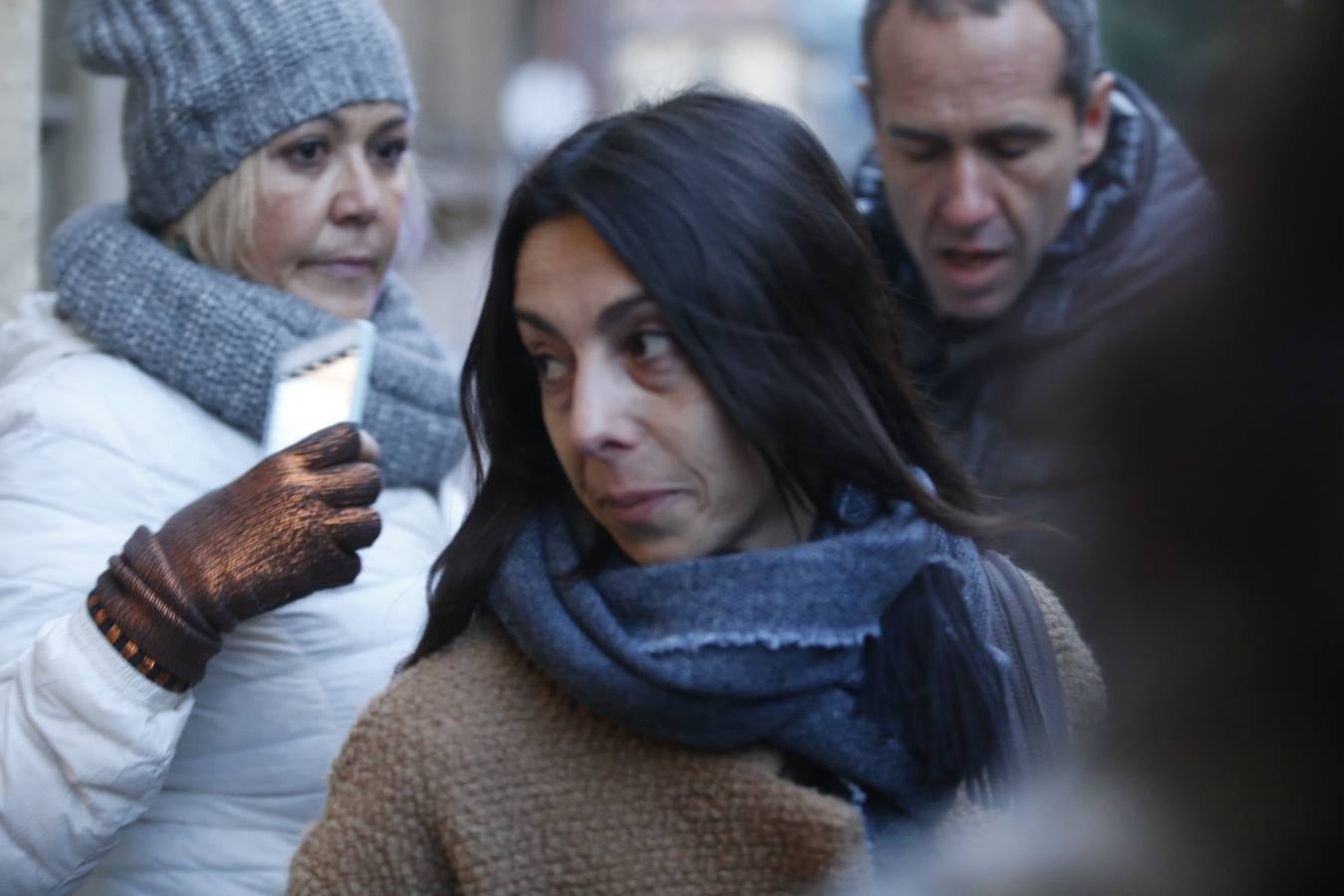 Raquel Gago accede por la puerta principal a la Audiencia.