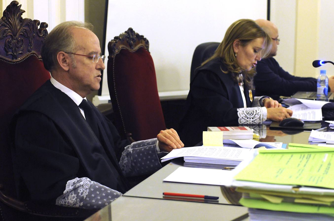 El presidente del Tribunal, Carlos Javier Álvarez (i), durante el juicio.