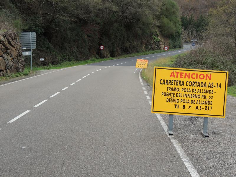 Un argayo mantiene cortada la AS-14, en el tramo entre Puente del Infierno y Pola de Allande