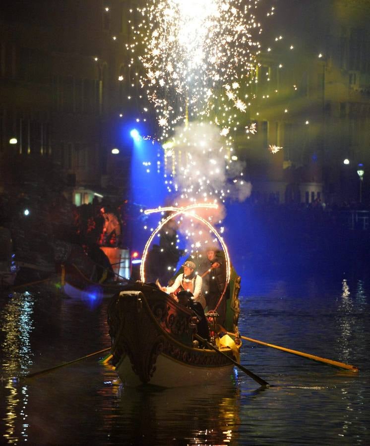 Desfile de góndolas para abrir el Carnaval de Venecia