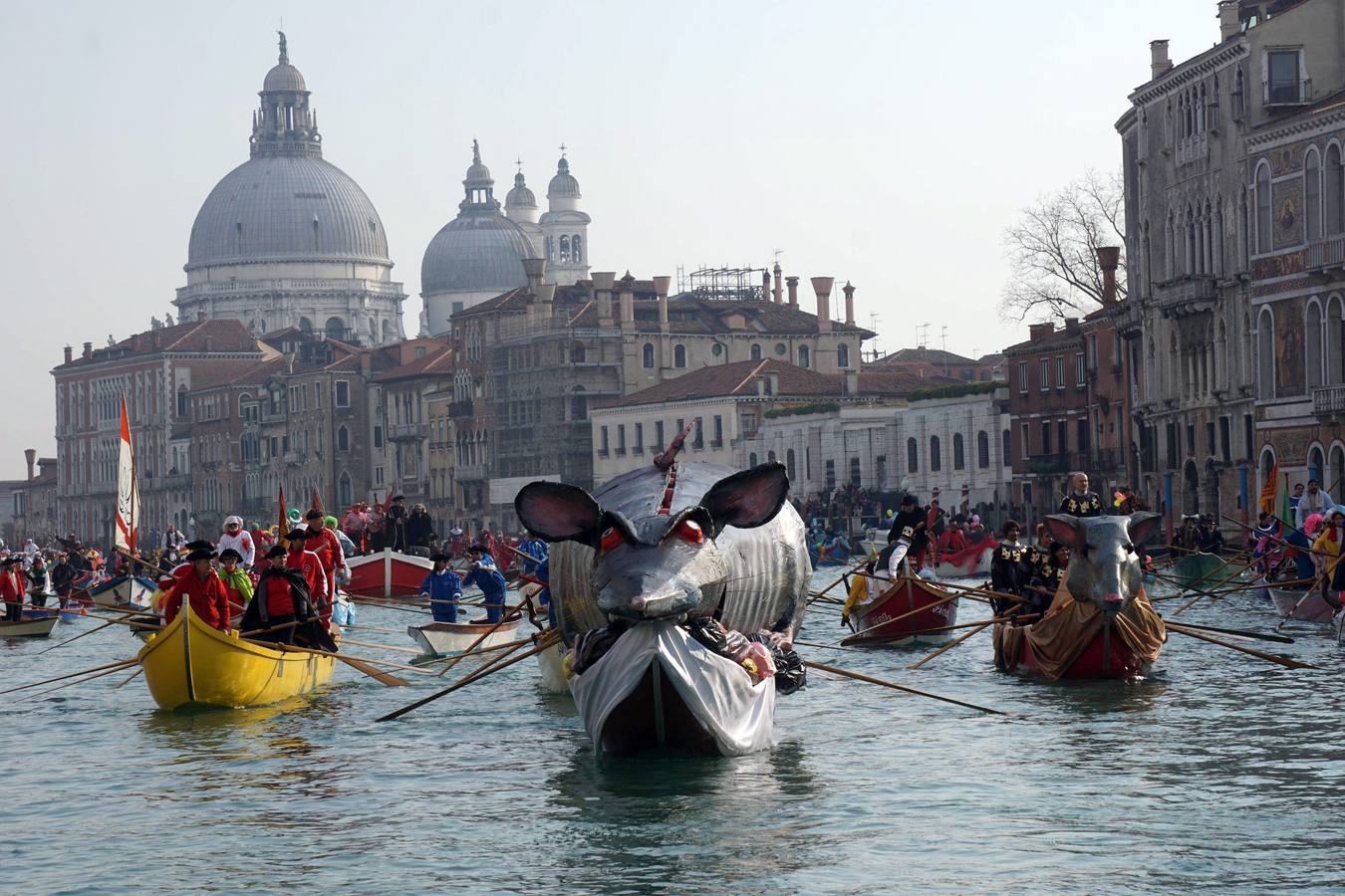 Desfile de góndolas para abrir el Carnaval de Venecia
