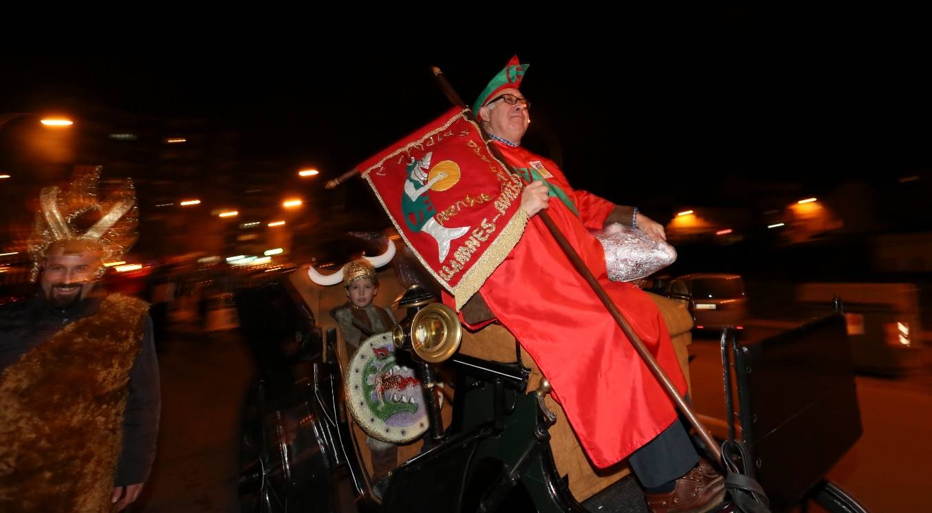 Llaranes, a ritmo de charanga y fanfarria en el Antroxu