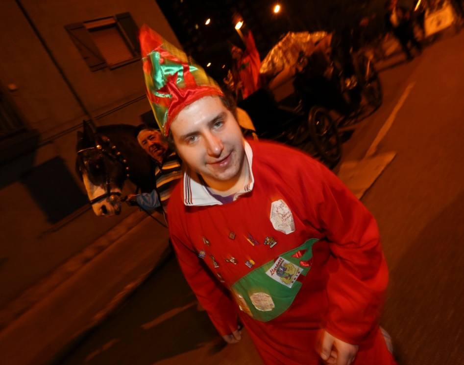 Llaranes, a ritmo de charanga y fanfarria en el Antroxu