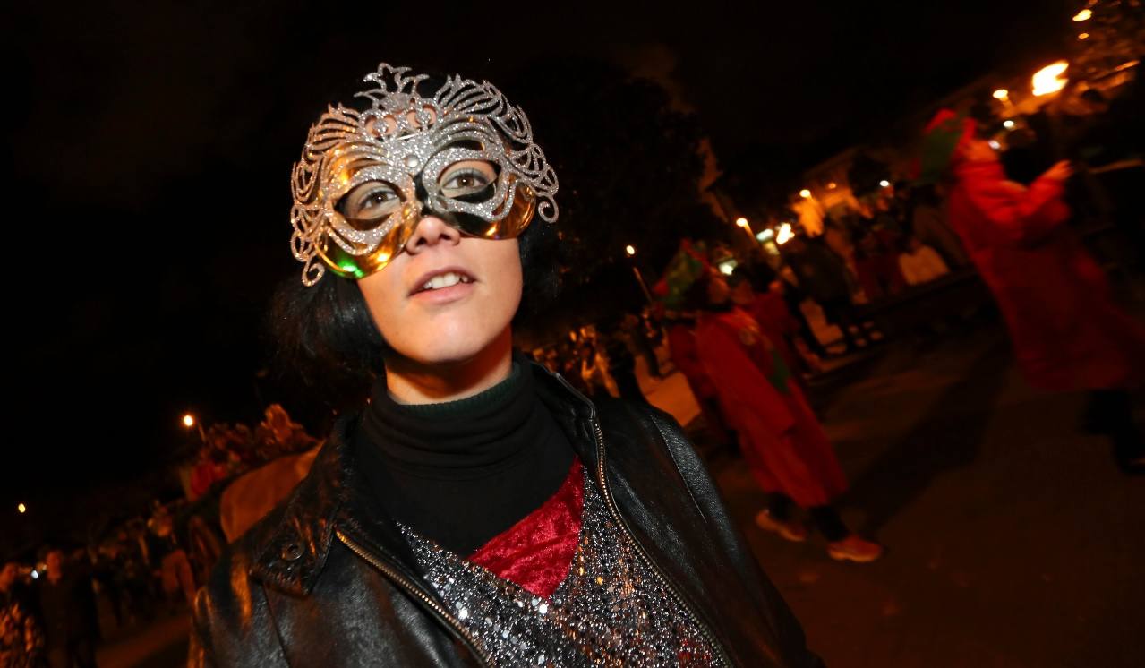 Llaranes, a ritmo de charanga y fanfarria en el Antroxu