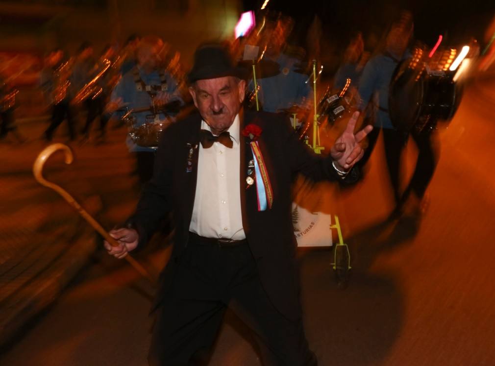 Llaranes, a ritmo de charanga y fanfarria en el Antroxu
