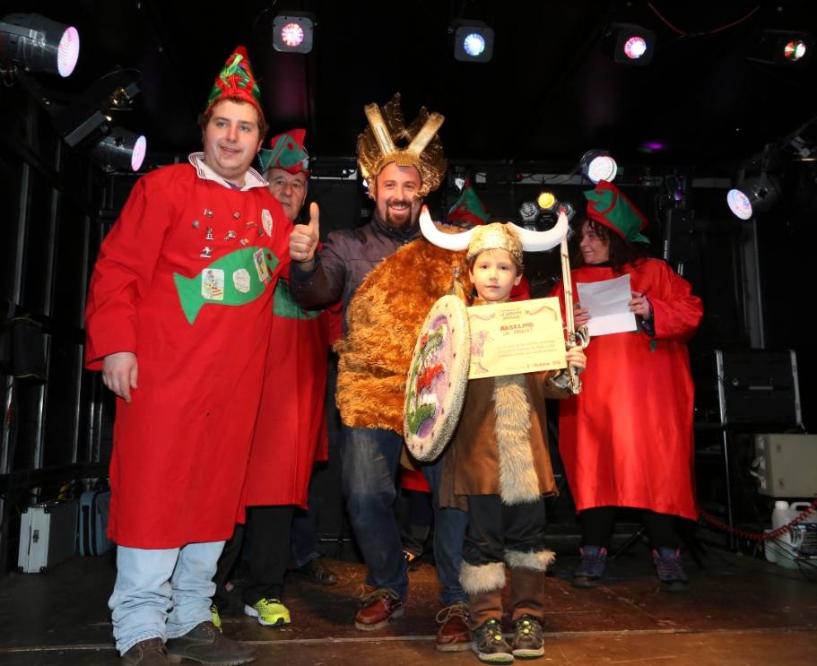 Llaranes, a ritmo de charanga y fanfarria en el Antroxu