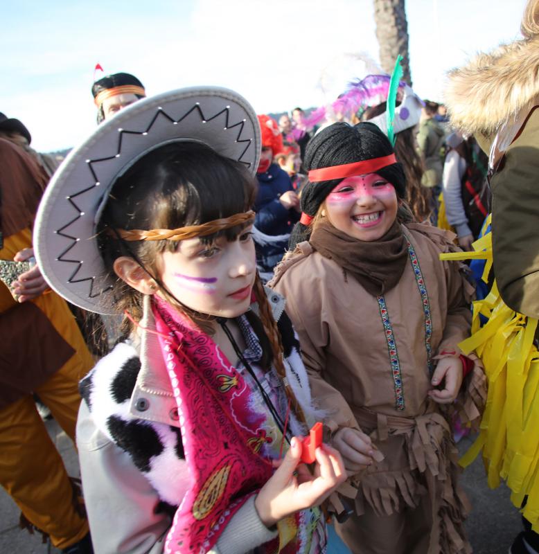 La Calzada y el Natahoyo desfilan por el Antroxu