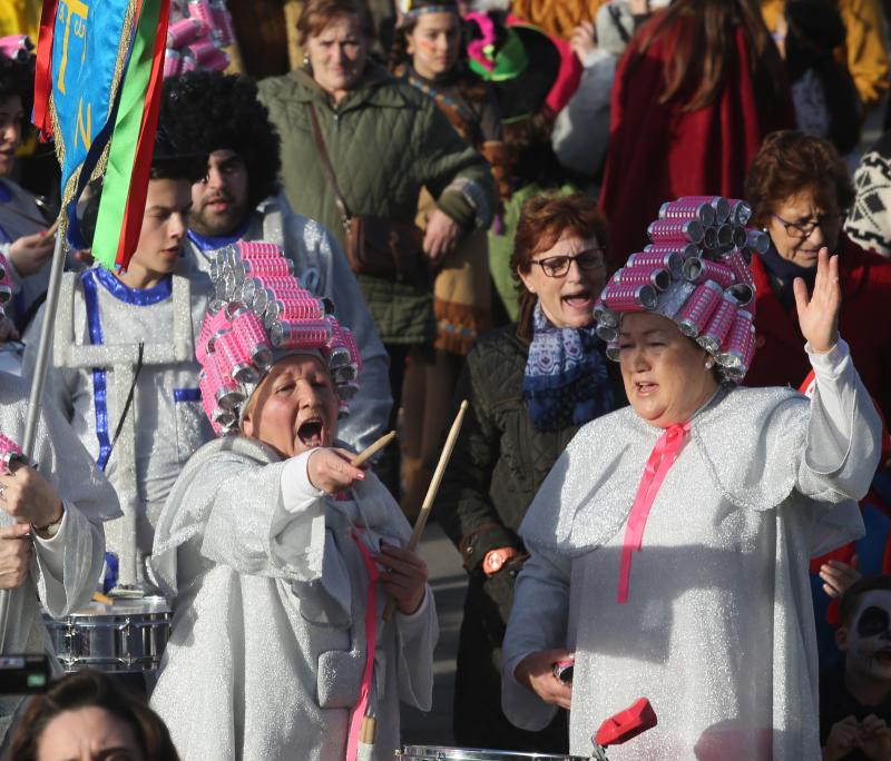 La Calzada y el Natahoyo desfilan por el Antroxu