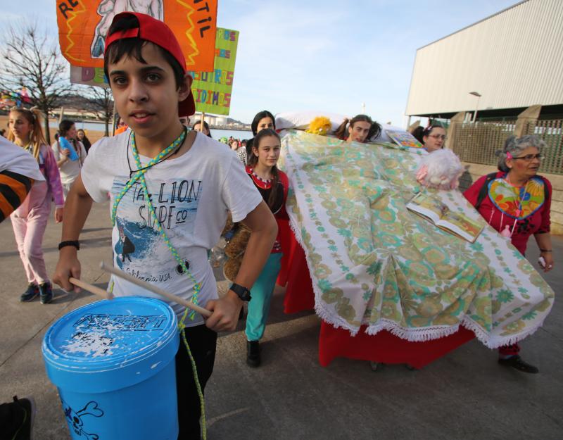La Calzada y el Natahoyo desfilan por el Antroxu