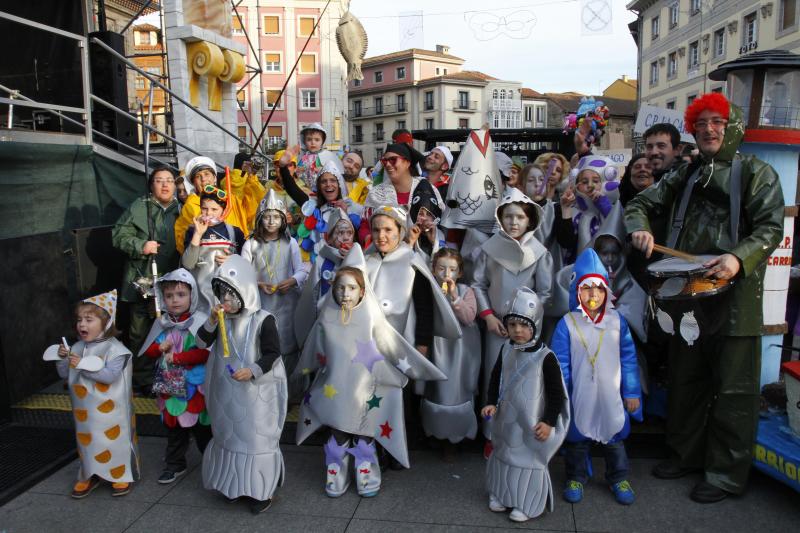 DESFILE DE ESCOLINOS ANTROXAOS POR LAS CALLES DE AVILÉS