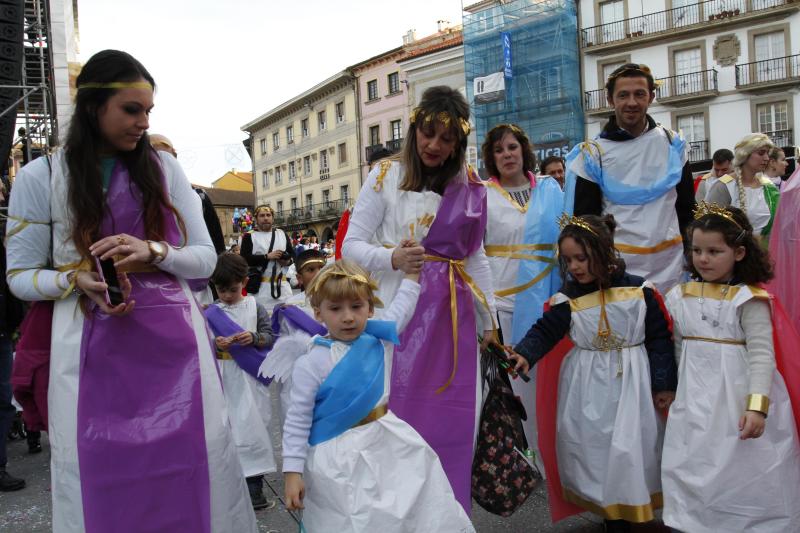 DESFILE DE ESCOLINOS ANTROXAOS POR LAS CALLES DE AVILÉS