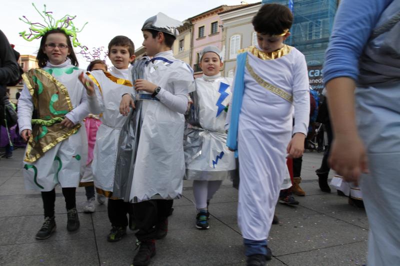 DESFILE DE ESCOLINOS ANTROXAOS POR LAS CALLES DE AVILÉS