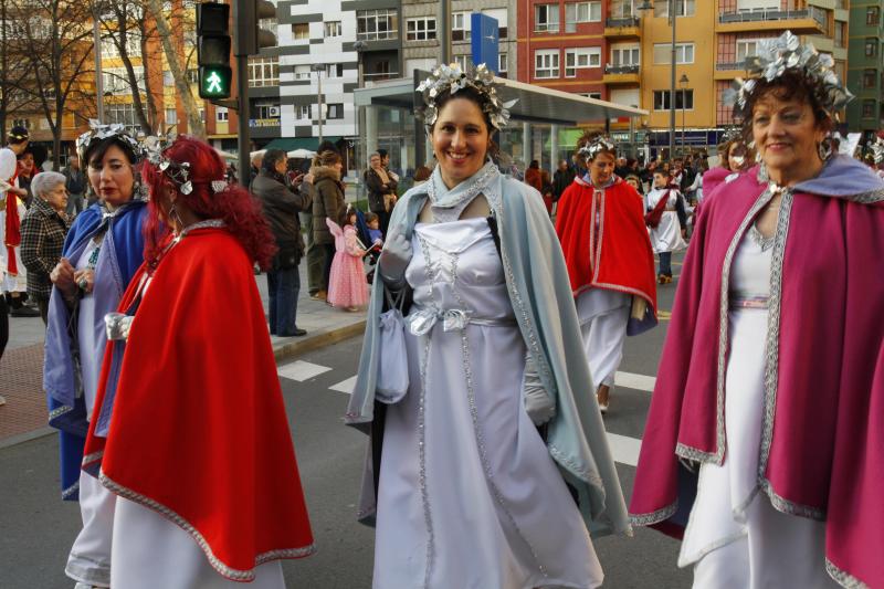 DESFILE DE ESCOLINOS ANTROXAOS POR LAS CALLES DE AVILÉS