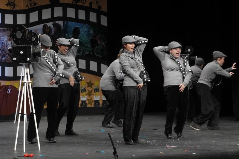 Concurso de charangas de Antroxu en el Jovellanos