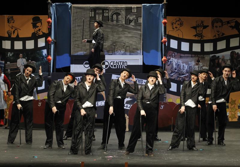 Concurso de charangas de Antroxu en el Jovellanos